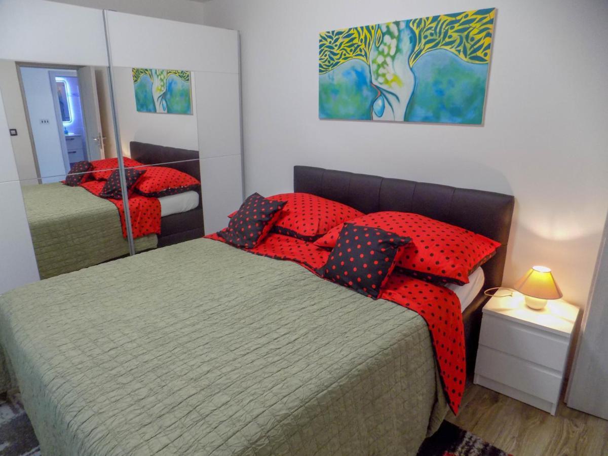 Oriella Apartmans And Room Novigrad  Exterior photo